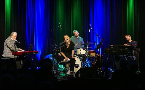 Musiker Martin Johnson (links) sorgt zusammen mit Sängerin Caro Trischler, Lucas Johnson und Ulf Kleiner für einen fulminanten Jazzabend. GB-Foto: gb