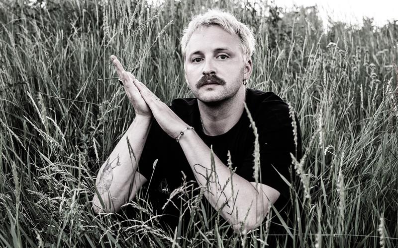 Musiker Wilko Gulden philosophiert, umfasst die Welt in gedanklichen Bögen, sucht stets nach seiner Sprache. GB-Foto: Schmidt
