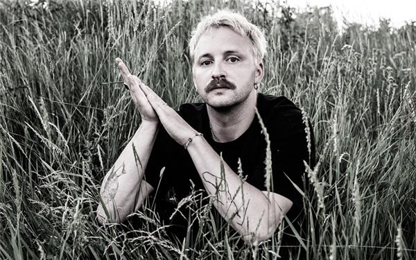 Musiker Wilko Gulden philosophiert, umfasst die Welt in gedanklichen Bögen, sucht stets nach seiner Sprache. GB-Foto: Schmidt