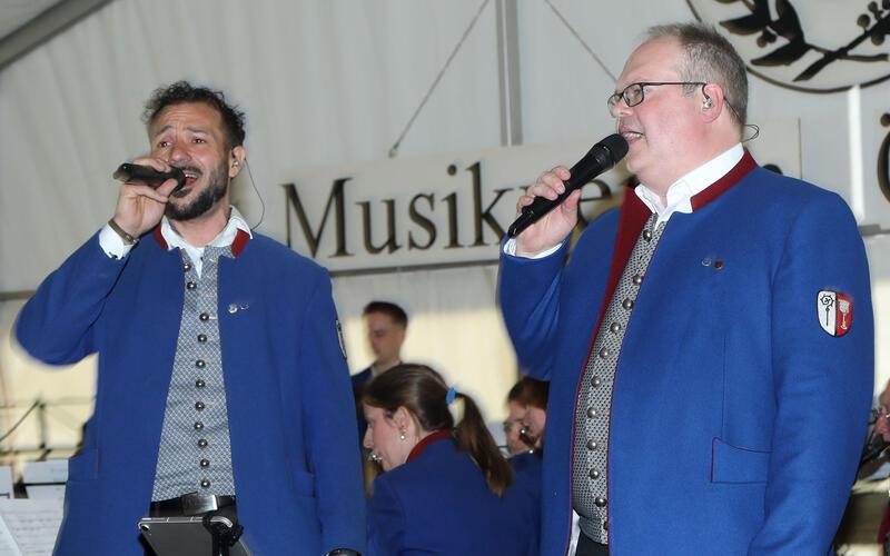 Musikerchef Thorsten Marohn (rechts) und Joachim Sattler schlüpften beim Pur-Medley in die Rolle der Sänger. GB-Foto: Priestersbach
