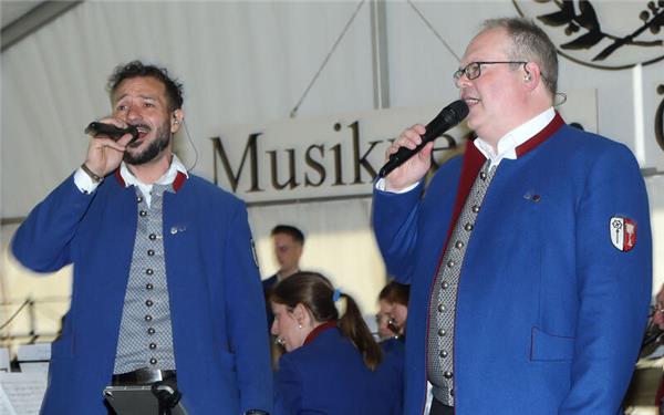 Musikerchef Thorsten Marohn (rechts) und Joachim Sattler schlüpften beim Pur-Medley in die Rolle der Sänger. GB-Foto: Priestersbach