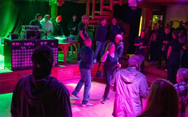 Musikklassiker aus den 90er und 2000er Jahren lockten die Jugendhaus-Besucher aufs Parkett. GB-Foto: Vecsey