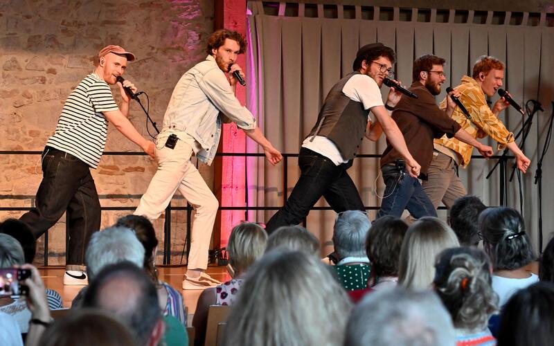 Mut zu Humor und Alltagsnähe bewies die Freiburger A-cappella-Band „anders“ am Samstag in der Bondorfer Zehntscheuer. GB-Foto: Holom