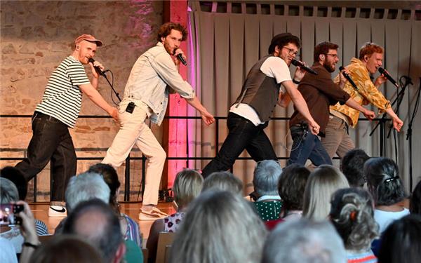 Mut zu Humor und Alltagsnähe bewies die Freiburger A-cappella-Band „anders“ am Samstag in der Bondorfer Zehntscheuer. GB-Foto: Holom