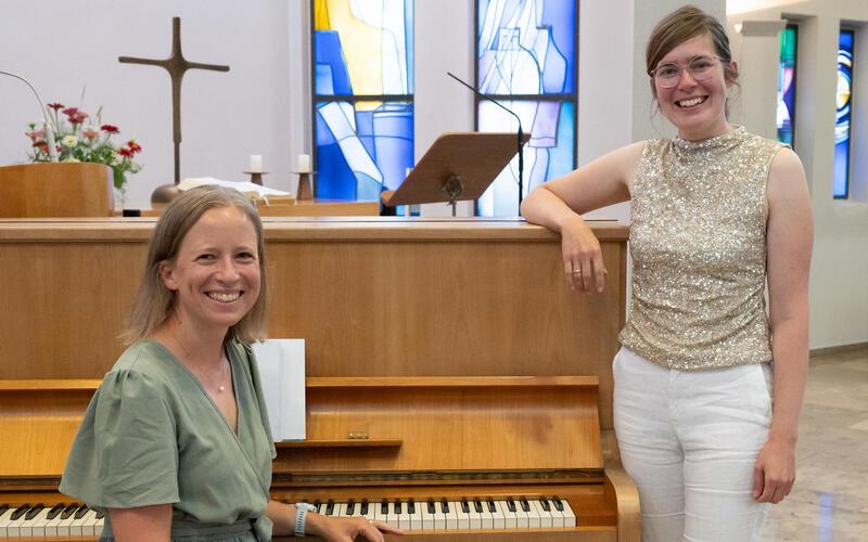 „Mutaufbruch“ war die musikalisch-poetische Lesung von Elisabeth Lebherz (rechts) und Jennifer Claußen betitelt. GB-Foto: Vecsey