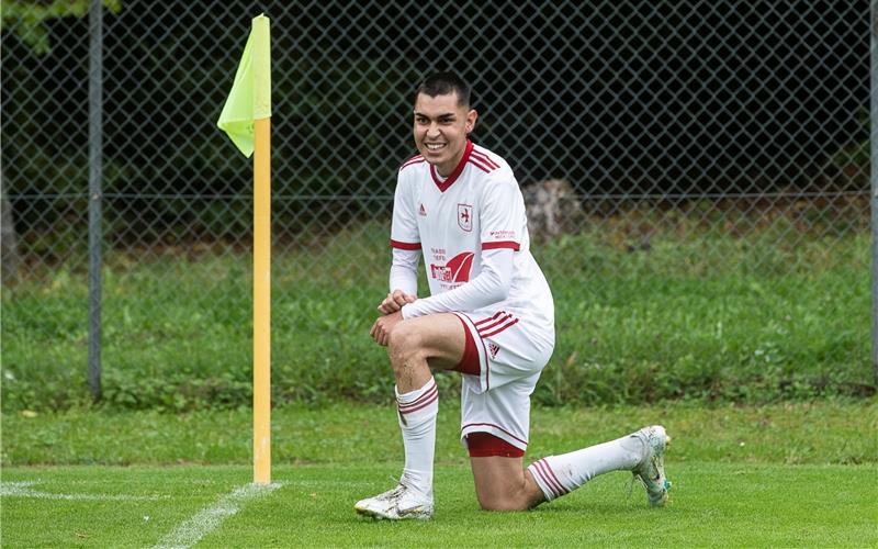 Na, wie hab’ ich das gemacht: Hasan Asmadili kreiert besonderen Torjubel beim 3:0-Sieg des FCU in Mönchberg. GB-Foto: Schmidt