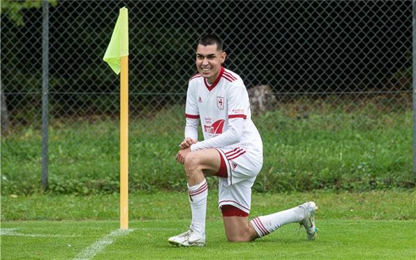 Na, wie hab’ ich das gemacht: Hasan Asmadili kreiert besonderen Torjubel beim 3:0-Sieg des FCU in Mönchberg. GB-Foto: Schmidt