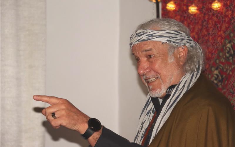 Naceur-Charles Aceval erzählt Märchen aus seiner Heimat Algerien. GB-Foto: Stubenbord