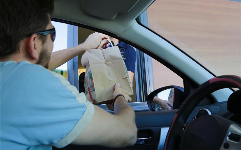 Nach 20 Uhr dürfen Kunden derzeit wegen der nächtlichen Ausgangsbeschränkung kein Essen mehr in Restaurantsabholen – auch nicht an speziellen AutoschalternGB-Foto: Daylight Photo/Stock.adobe.com