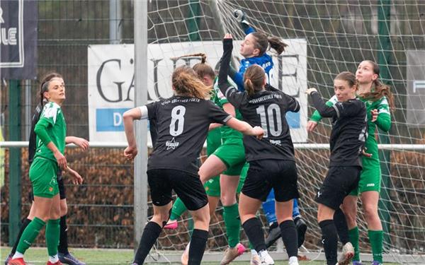 Nach Eckbällen stimmt manches Mal die Zuordnung im Herrenberger Strafraum nicht. GB-Foto: Vecsey
