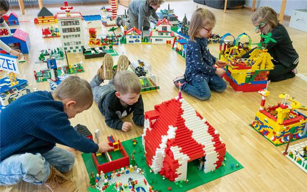 Nach Lust und Laune konnten die Kinder das bauen, was sie gern in der Stadt stehen hätten. GB-Foto: Vecsey