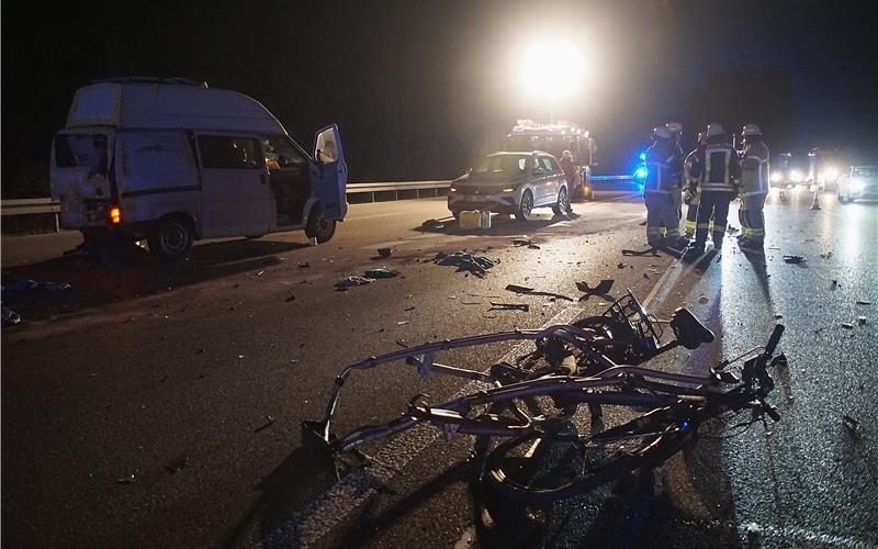 Nach Unfall mit Wohnmobil: Trümmer auf der AutobahnGB-Fotos: SDMG/Dettenmeyer