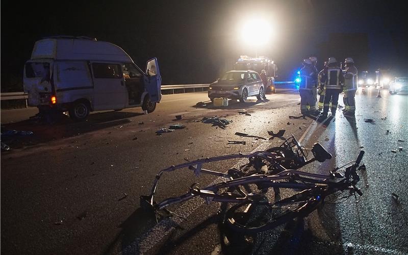 Unfall auf der A81: Vollsperrung und zwei schwer verletzte Menschen Nach Unfall mit Wohnmobil: Trümmer auf der AutobahnGB-Fotos: SDMG/Dettenmeyer