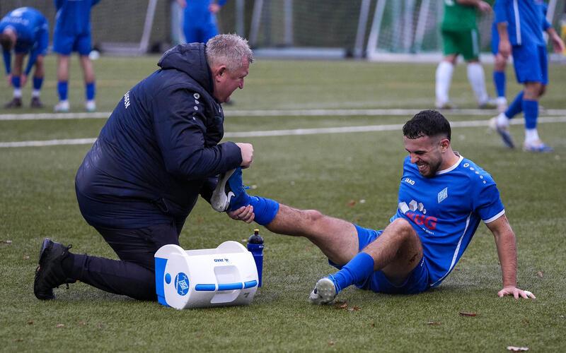 Nach Verletzungsbehandlung muss der Spieler vom Platz und kann erst nach einer Pause von einer Minute wieder ins Spiel eingreifen. GB-Foto: Eibner/La Rocca