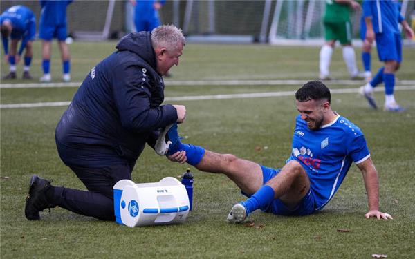 Nach Verletzungsbehandlung muss der Spieler vom Platz und kann erst nach einer Pause von einer Minute wieder ins Spiel eingreifen. GB-Foto: Eibner/La Rocca