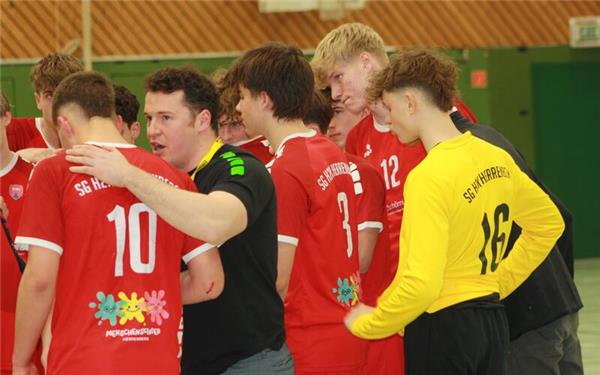 Nach dem Abpfiff musste Trainer Amil Besic (Zweiter von links) seine SG-Jungs von der B-Jugend erst einmal wieder aufrichten.GB-Foto: gb