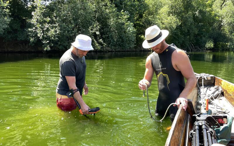 Nach dem Stocherkahnrennen ging es zurück in den Neckar zur Ringsuche. GB-Foto: SWR