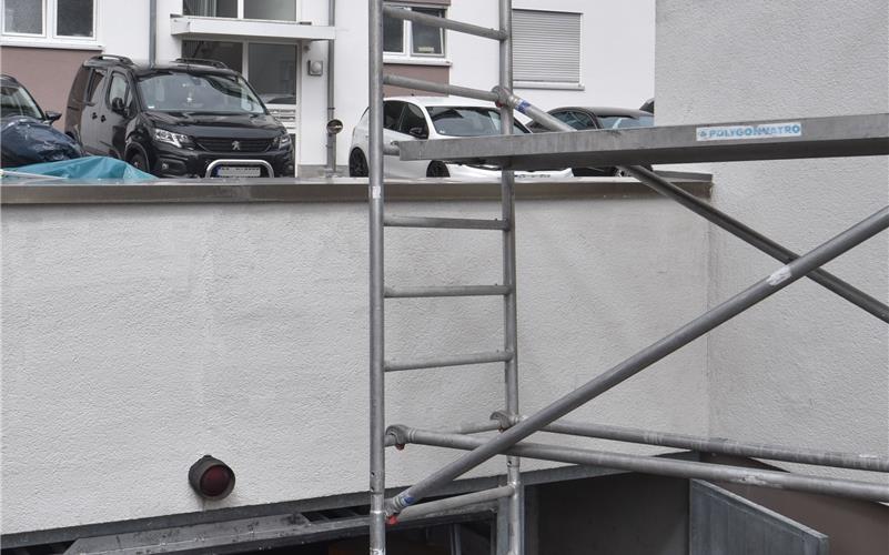 Nach dem Tiefgaragenbrand in der Hausemer Altdorfer Straße ist eine Wohnung (im Erdgeschoss hinten rechts) noch nicht wieder bezugsfertig. GB-Foto: Vecsey