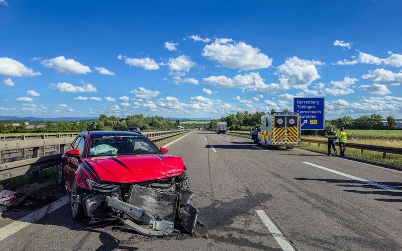 Nach dem Unfall kam es zu erheblichen Verkehrsbehinderungen auf der Autobahn. GB-Foto: SDMG/Dettenmeyer