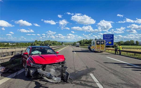 Nach dem Unfall kam es zu erheblichen Verkehrsbehinderungen auf der Autobahn. GB-Foto: SDMG/Dettenmeyer