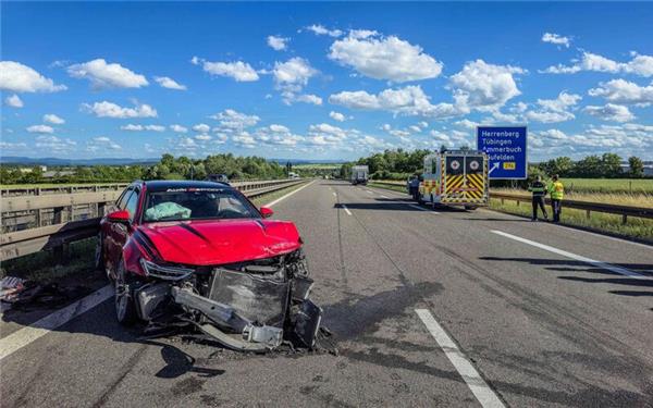 Nach dem Unfall kam es zu erheblichen Verkehrsbehinderungen auf der Autobahn. GB-Foto: SDMG/Dettenmeyer