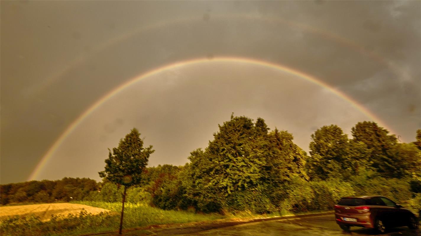 Nach dem heftigen gestrigen Gewitter, bei Sonnenschein, erschien für kurze Zeit ...