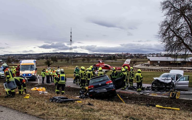 Hubschrauber bringt Fahrerin in Klinik Nach dem schweren Unfall kurz vor dem Ortseingang Herrenberg, auf Höhe der Reitanlage, war auch ein Rettungshubschrauber im Einsatz. GB-Foto: SDMG/Dettenmeyer