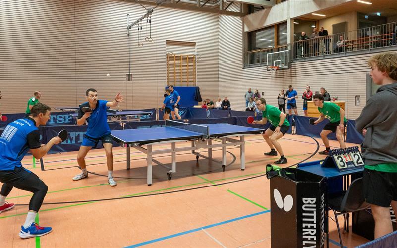 Nach den Doppeln lag der VfL Herrenberg (grüne Trikots) noch mit 1:2 in Rückstand. GB-Foto: Vecsey