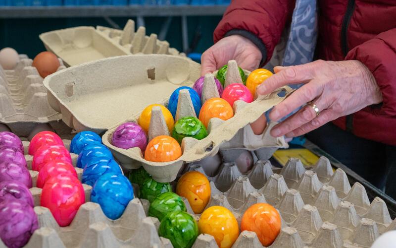 Nach den bunten Eiern wird gegriffen, sagen die Marktbeschicker. Und nach den Weißen noch viel mehr. GB-Foto: Vecsey