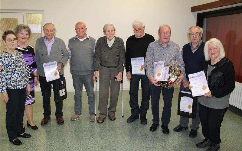 Nach der Auflösung des Gesangvereins gab es noch Ehrungen (von links): Vorsitzende Brigitte Schöffl, Dirigentin Marie-Madeleine Ebner, Adelbert Szirak (40 Jahre), Heinz Holder (60 Jahre), Erwin Wichtermann (60 Jahre), Helmut Binder (50 Jahre), Richard Wanner (60 Jahre aktives Singen), Otto Notter (70 Jahre), Inge Nagel (25 Jahre aktiv und 22 Jahre Schriftführerin). GB-Foto: Baum
