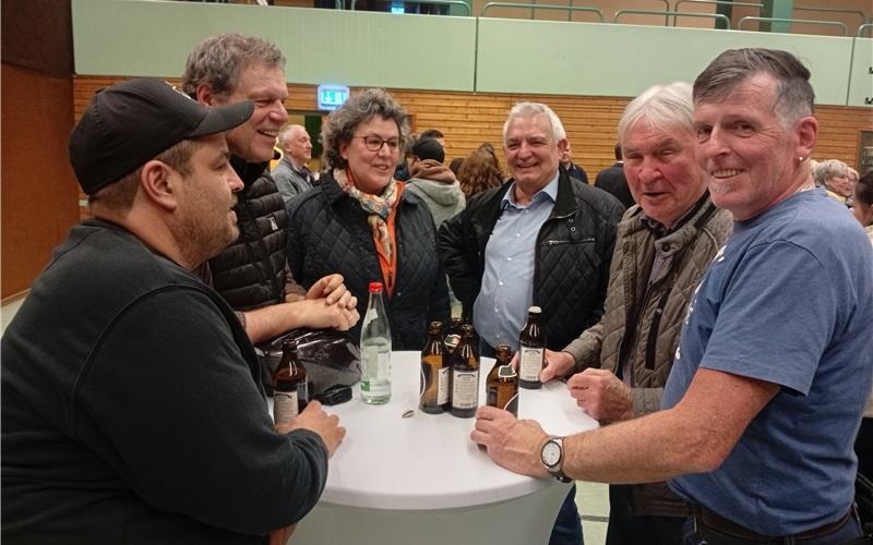 Nach der Kandidatenvorstellung diskutierte das Fachpublikum angeregt an den Stehtischen. GB-Foto: Buck