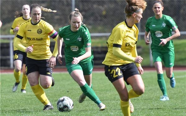 Nach drei Niederlagen in Serie will der VfL Herrenberg (Leonie Kopp am Ball) wieder durchstarten. GB-Foto: Vecsey