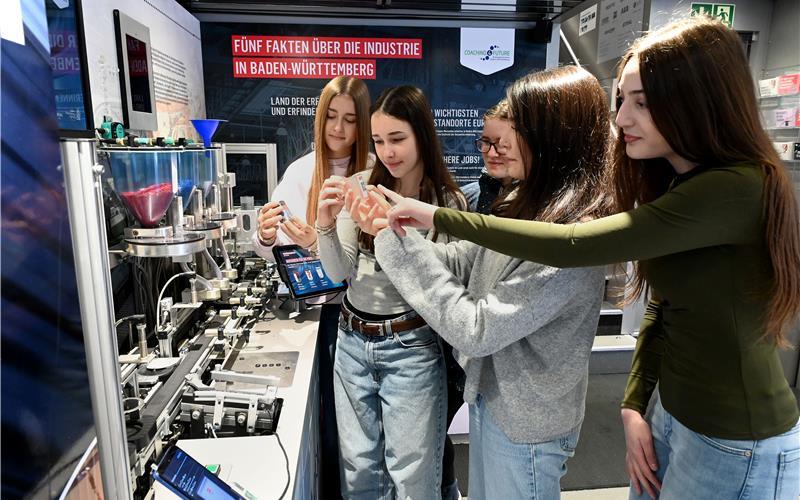 Nach einer Einführung dürfen sich Schüler in dem Discover Industrie Truck an ein eigenes Projekt setzen. GB-Foto: Holom