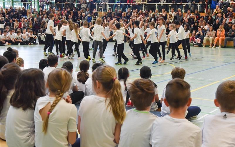 Nach einer Tanz-Projektwoche zeigen die Schüler verschiedene Choreografien.GB-Foto: Vecsey