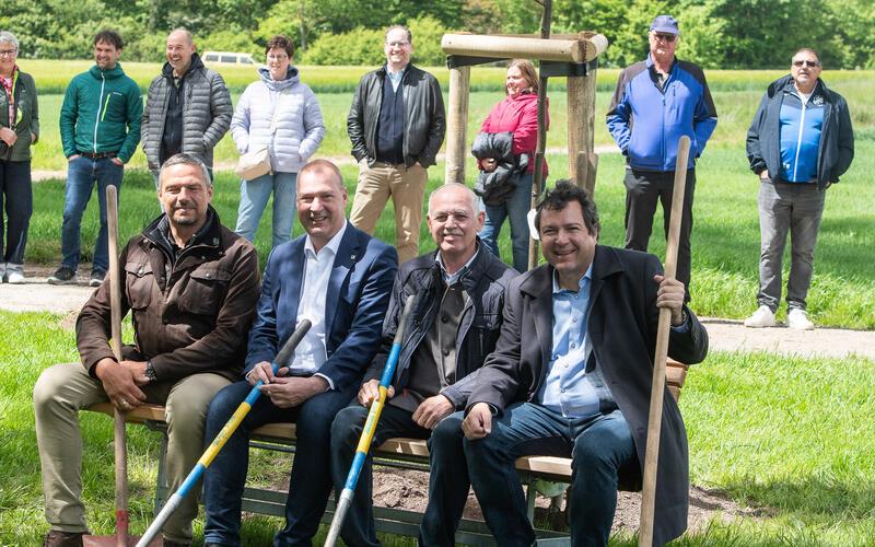 Nach getaner Arbeit gönnten sich Markus Breyer, Torsten Widmann, Albert Mayer und Thomas Riesch (von links) eine Verschnaufpause auf der ebenfalls neuen Bank. GB-Foto: Schmidt