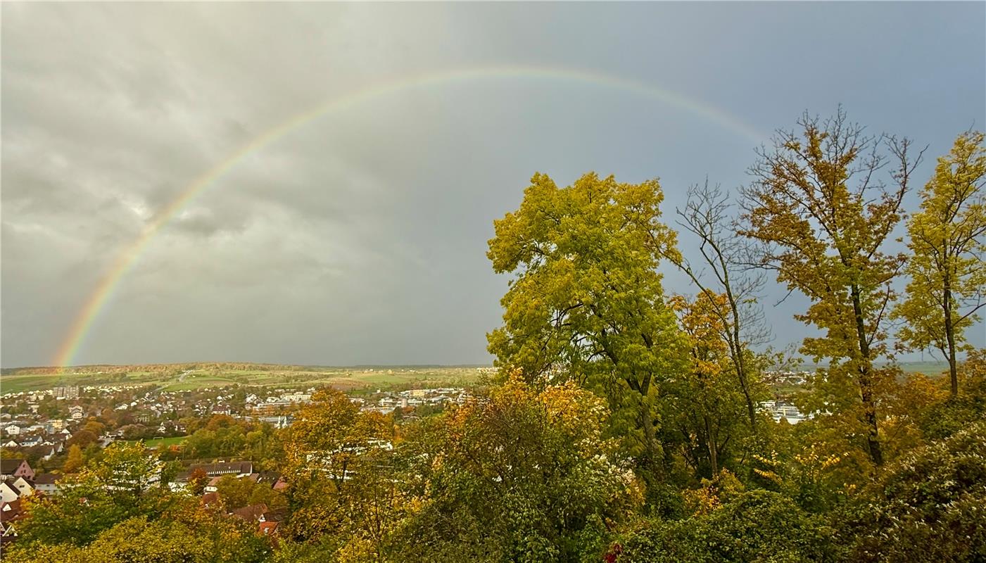 Nach jedem Regen folgt der Sonnenschein – Regenbogen über Herrenberg in der Morg...