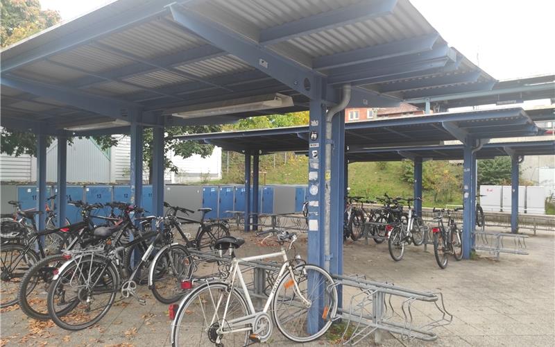 Fahrradständer am Bahnhof werden modernisiert Nach rund drei Wochen Baustelle sollen Fahrradboxen und Radständer auf der Nordseite des Bahnhofs unter neuem Dach sowie ein Ladeschrank fertig sein. GB-Foto: gb