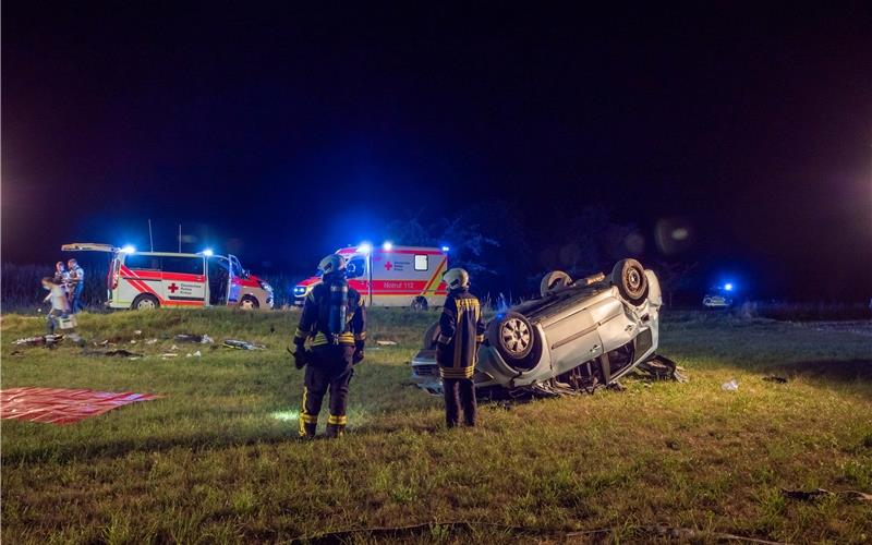 Auto mit fünf jungen Menschen überschlägt sich