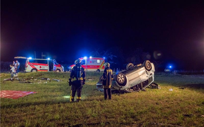 Auto mit fünf jungen Menschen überschlägt sich Nach schwerem Unfall: Großangelegter Rettungseinsatz bei ReustenGB-Foto: Alexander Hald/7aktuell.de