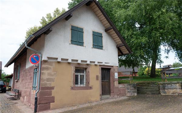 Nachdem ein Mann in seiner Wohnung nahe des Backhauses in Effringen getötet wurde, hat die Kriminalpolizei die Ermittlungsgruppe „Backhaus“ gegründet. GB-Foto: Vecsey