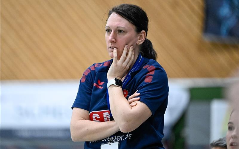 Nachdenklich an der Seitenlinie: Melanie Schittenhelm. GB-Foto: Eibner/Leitner