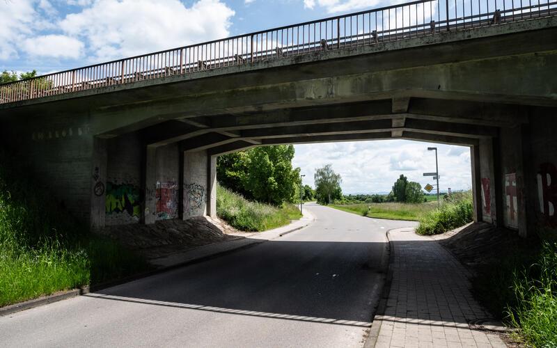 Nadelöhr Bahnbrücke in Nebringen: Die Rampenlösung als Ersatz erscheint vom Tisch.GB-Foto: Schmidt