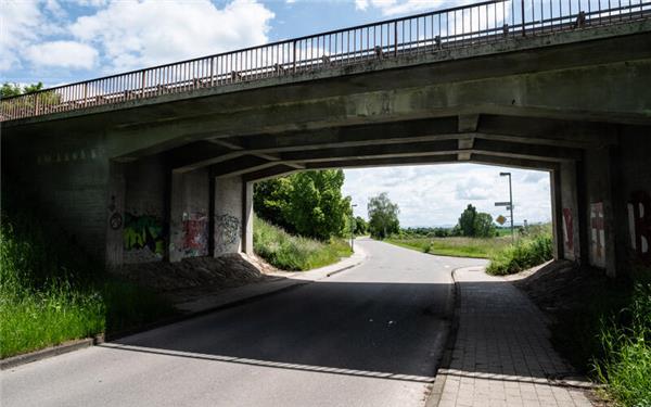 Nadelöhr Bahnbrücke in Nebringen: Die Rampenlösung als Ersatz erscheint vom Tisch.GB-Foto: Schmidt