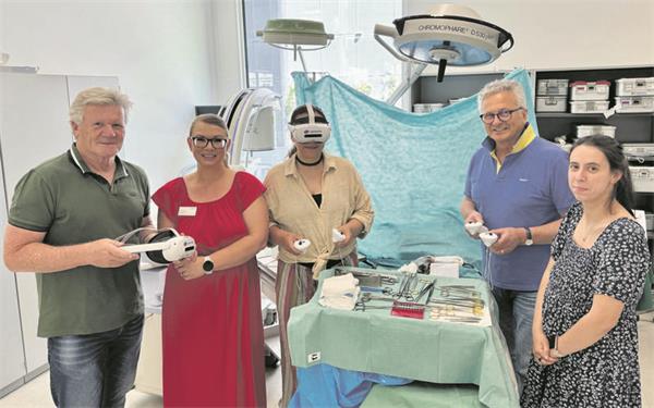 Nadine Schmidt von der Akademie für Gesundheitsberufe (Zweite von links) sowie die beiden Auszubildenden (von links) Flavia Rosa Ferreira und Sueli Gonzales Cottone freuen sich über die neuen Möglichkeiten, die maßgeblich vom Förderverein des Klinikums Sindelfingen-Böblingen, vertreten durch den Vorstand Dr. Horst Nebelsieck und Harald Kogel, finanziert wurden. GB-Foto: Klinikverbund