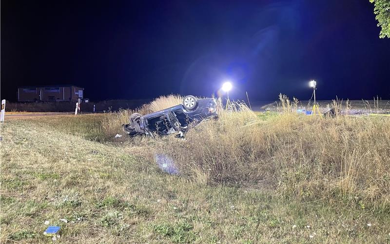 Drei Verletzte nach Überschlag am Kreisverkehr bei Kuppingen Nächtlicher Blaulicht-Einsatz nach einem Verkehrsunfall. GB-Foto: SDMG/Dettenmeyer