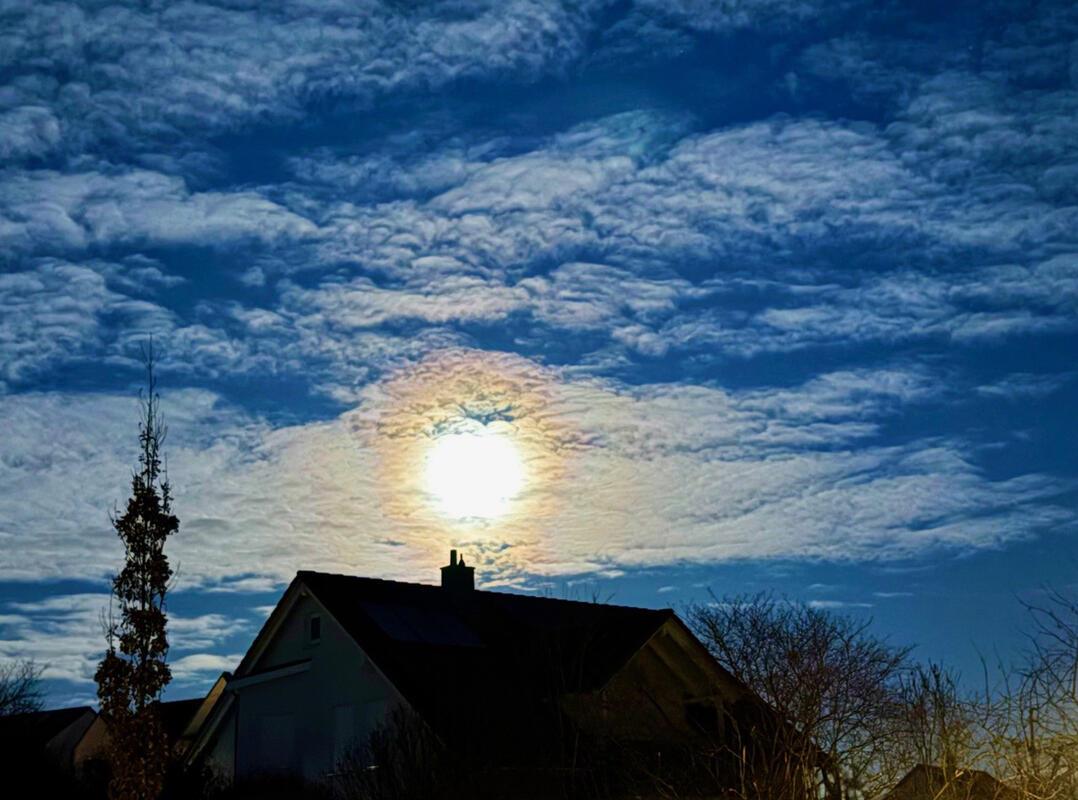 Nächtlicher Himmel leuchtet im silbernen Glanz des Vollmonds.  Von Minja Rollins...