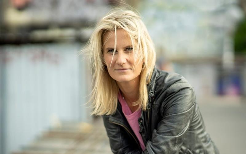 Nagold – Beim Bistroabend am kommenden Freitag, 19. Mai, in der Alten Seminarturnhalle Nagold ist Lucy van Kuhl zu Gast. Im Gepäck hat sie ihr aktuelles Programm „Dazwischen“. Lucy van Kuhl zeigt darin, dass der „Dazwischen“-Zustand etwas Aufregendes hat. Schließlich befinden wir uns alle im „Dazwischen“ zwischen Geburt und Tod, das man Leben nennt. Auf ihre humorvoll-nachdenkliche Art erzählt und besingt Lucy van Kuhl Situationen aus dem Leben. In ihren sensiblen Chansons und pointierten Kabarett-Liedern bringt sie es auf den Punkt. Beginn ist um 20 Uhr. Tickets gibt es im „Gäubote“-Verlagshaus in der Horber Straße 42. Öffnungszeiten: montags bis freitags (außer feiertags) von 8 Uhr bis 17 Uhr. GB-Foto: Alexej Hermann