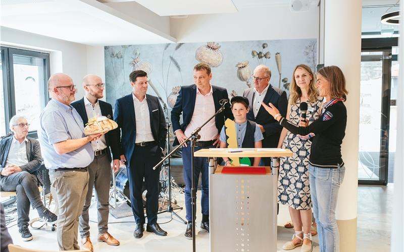 Nagold – Das neue Pflegezentrum von Miksch und Partner in Nagold wurde feierlich eröffnet. Das neue Pflegezentrum bietet Plätze für 90 Bewohner, davon 15 Plätze in einer Demenzstation und 15 Plätze für beatmete Menschen. Mit der Schließung des Gertrud-Teufel-Seniorenzentrums gab es eine gravierende Lücke in der pflegerischen Versorgungslandschaft im Raum Nagold, deren Schließung nun durch die Eröffnung des Pflegezentrums Nagold erfolgreich geschlossen wurde. In seiner Ansprache lobte Oberbürgermeister Großmann den Mut und die Weitsicht des Betreibers, sich hier in Nagold anzusiedeln. Auch Kreis-Sozialdezernent Tobias Haußmann fand lobende Worte über das Haus. Geschäftsführer Uwe Nübel verwies bei seiner Ansprache auf die Historie, wie es zu dem Bau der Einrichtung kam und welche Hürden zu bewältigen waren. gb/GB-Foto: gb