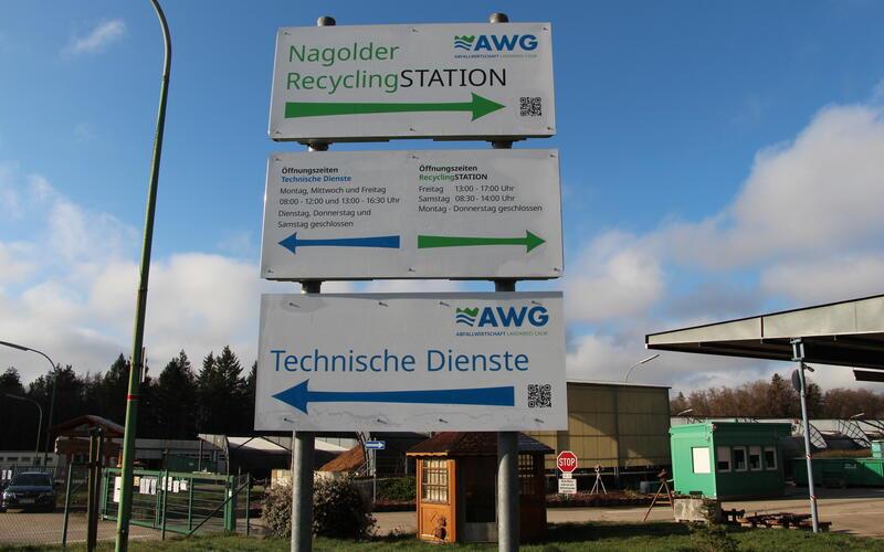 Nagold – Entspannt verliefen die ersten Öffnungstage der neuen Recyclingstation der AWG Abfallwirtschaft Landkreis Calw GmbH (AWG) auf dem Eisberg in Nagold. Ein Großteil der Kundschaft war gut informiert und dankbar, auf dem Eisberg wieder eine Abgabemöglichkeit für die gängigsten Fraktionen wie Papier, Pappe, Kartonagen, Altglas oder Grüngut (nicht verholzt) in Anspruch nehmen zu können. „Wir mussten lediglich neun Kunden weiterschicken, die andere Abfälle dabeihatten“, freute sich Helge Jesse, Bereichsleiter bei der AWG kurz nach der Eröffnung. „Und wie erwartet wurden hauptsächlich Grünabfälle und Kartonagen gebracht.“ Um diese zügig abgeben zu können, hat die AWG einen großzügigen Abladebereich eingerichtet. Die Recyclingstation wurde für den vergangenes Jahr geschlossenen Recyclinghof eingerichtet. Dieser konnte nicht mehr weitergeführt werden, weil sich der AWG nach Ungereimtheiten im Betrieb von den Mitarbeitern getrennt hatte. Jetzt müssen sich die Kunden lediglich noch an die neue Einfahrt gewöhnen. Viele fuhren erst einmal vor das alte Tor. Die Einfahrt zur Recyclingstation ist allerdings die erste Einfahrt auf der rechten Seite in der Gutenbergstraße. Die Recyclingstation ist freitags von 13 bis 17 Uhr und samstags von 8.30 bis 14 Uhr geöffnet.gb/GB-Foto
