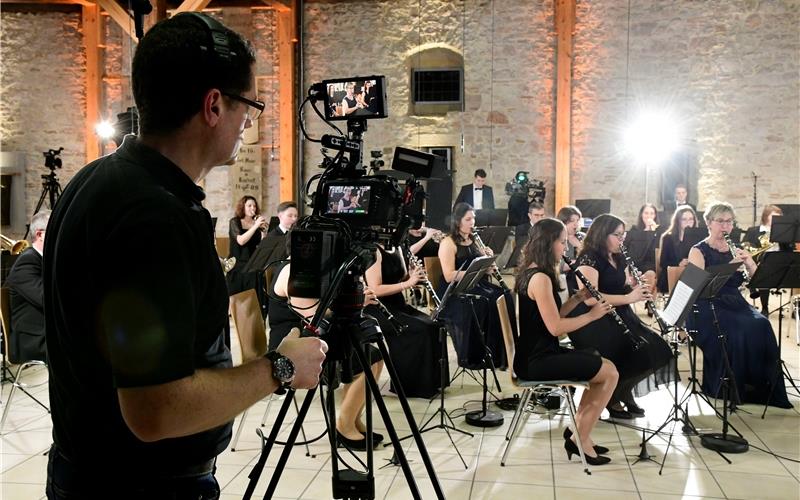Nah dran mit der Kamera: Die Musikerinnen und Musiker sind nicht nur in der Zehntscheuer zu hören.GB-Foto: Holom